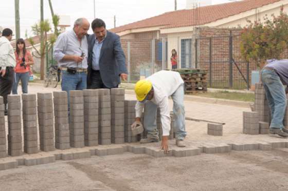 El Gobierno ejecutó obras de cordón cuneta y pavimento en barrios de la ciudad
