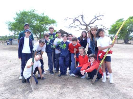 Alumnos de la Escuela del Cerro donaron árboles nativos al Bioparque