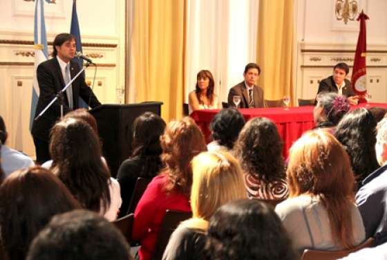 Troyano participó del lanzamiento del curso-taller sobre gestión de documentos