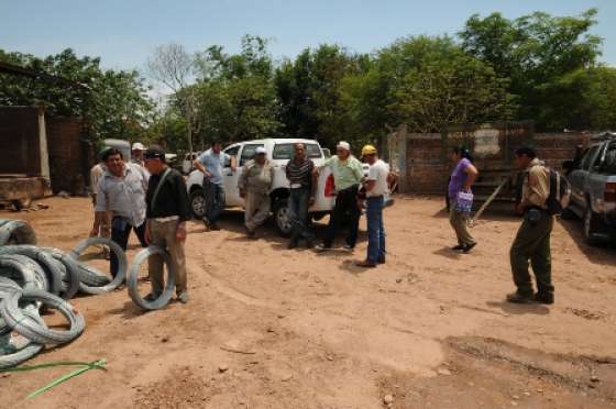 Entregan material a pequeños productores de Apolinario Saravia