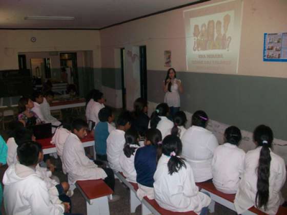 Brindaron charla sobre cuidado personal a los niños de Talapampa