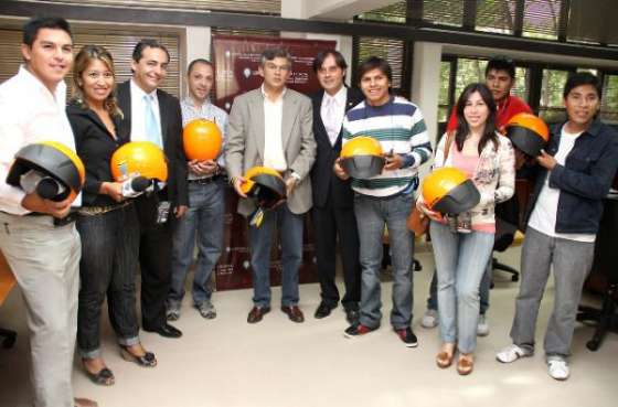 Se entregaron cascos a medios de comunicación para campaña de seguridad vial