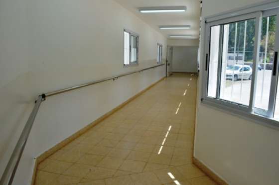 Una pasarela comunica el hospital San Bernardo y el servicio de tomografía computada