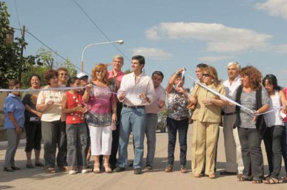 El Gobernador inauguró obras de adoquinado en El Tala