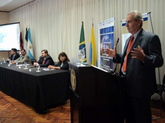 En una jornada sobre exportaciones, Cornejo destacó  la necesidad de avanzar en bloque