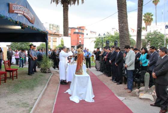 Troyano encabezó la ceremonia de inauguración  de Navidad Azul