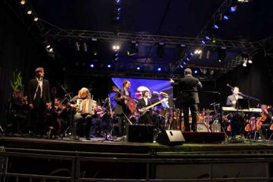 Una multitud se emocionó con “La Misa Criolla” de la Sinfónica y Los Huayra
