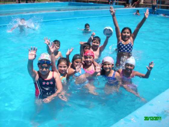 Natación y deportes para niños en el Legado Güemes