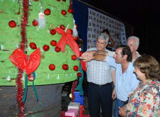 Vecinos de El Carril compartieron un pan de navidad gigante