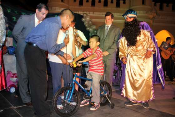 Cientos de niños disfrutaron la Navidad Azul y la llegada de los Reyes Magos