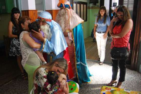 Los niños del Hogar Cuna recibieron a los Reyes Magos