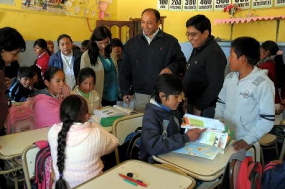 El ministro Dib Ashur visita escuelas en la Puna salteña
