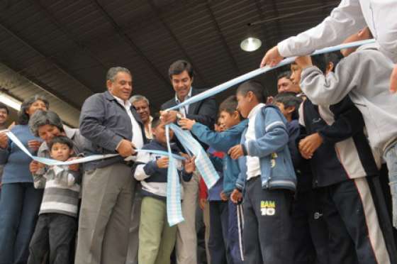 El Gobernador Urtubey inauguró el Canchón Municipal en Seclantás