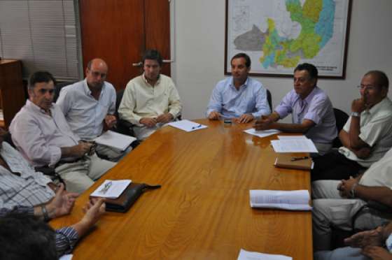 Gobierno y productores analizan la creación de una mesa vitivinícola
