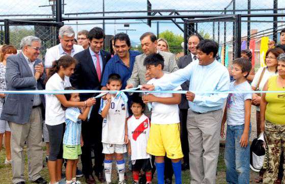 Urtubey inauguró un playón deportivo y dijo que la obra contribuye al desarrollo de una Salta justa