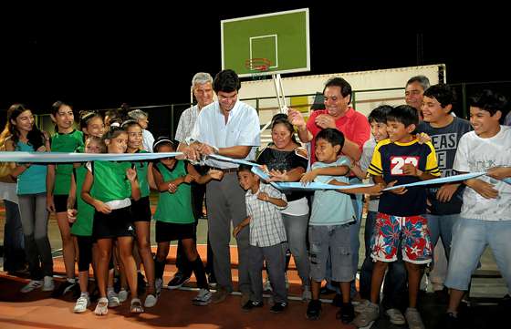 Urtubey inauguró un playón deportivo y entregó viviendas en El Quebrachal
