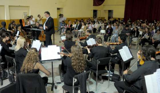 La Orquesta vivió un encuentro a pura alegría con la gente de La Caldera