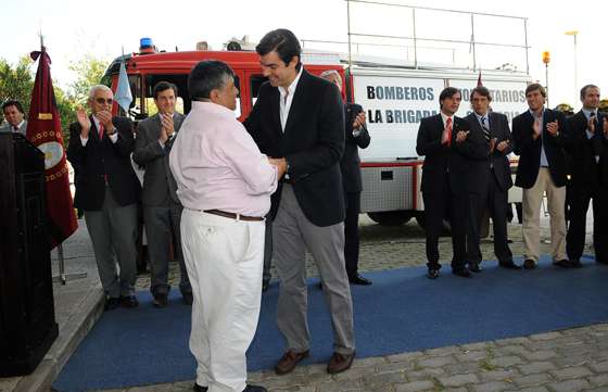 El Gobierno entregó una autobomba para la Brigada Solidaria de Capital