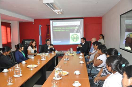 Capacitaron en cooperativismo a futuras integrantes de una empresa
