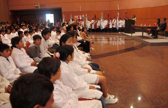 Alumnos primarios que adelantaron un año escolar  recibieron su certificado