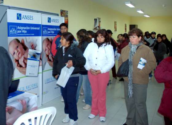 Continúa el operativo de Asignación Universal por Hijo en barrio La Unión