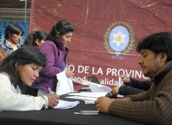 Operativo de atención de AUH en barrio Santa Cecilia