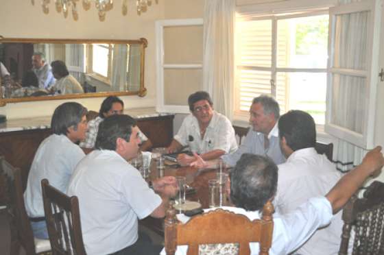 Trabajo en el parque industrial de General Mosconi