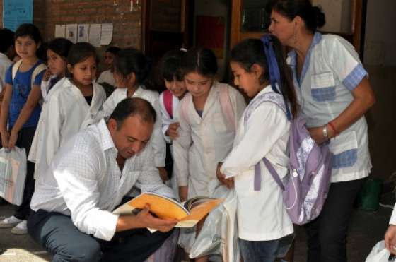Visita a escuelas de Embarcación