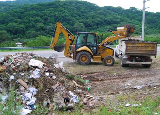 Limpieza de basura en el Acceso Norte