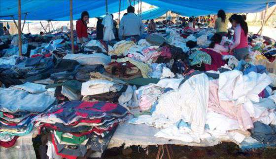 Rentas decomisó 64 bultos de ropas en ferias informales