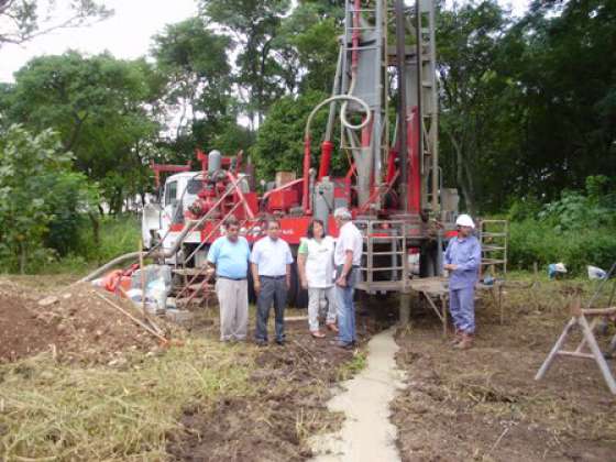 Se perfora un nuevo pozo para agua potable en una escuela de El Potrero
