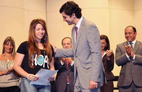 2.500 estudiantes terciarios y universitarios están becados por la Provincia