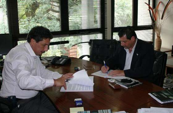 IPV firmó convenios con Los Toldos y La Caldera