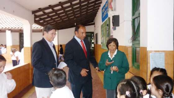 El ministro de Educación visitó escuelas de Capital