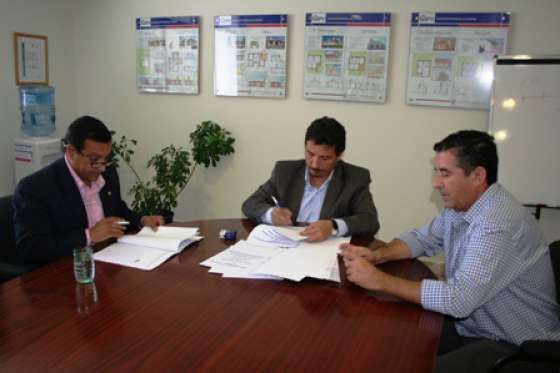 Firma de convenios para la construcción de viviendas en interior