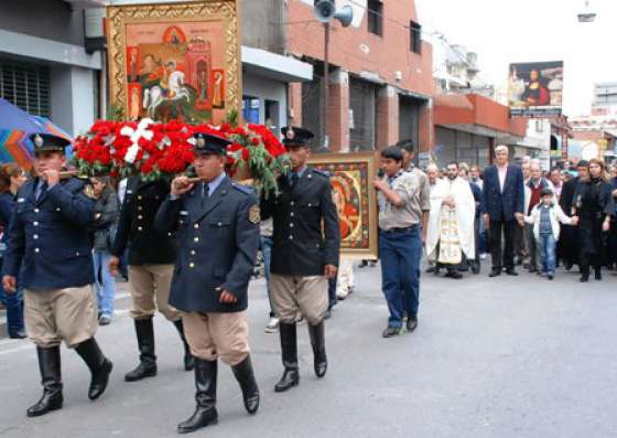 Zottos acompañó a la comunidad ortodoxa en la fiesta de San Jorge