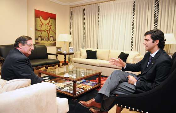 Urtubey recibió los saludos protocolares del nuevo cónsul chileno