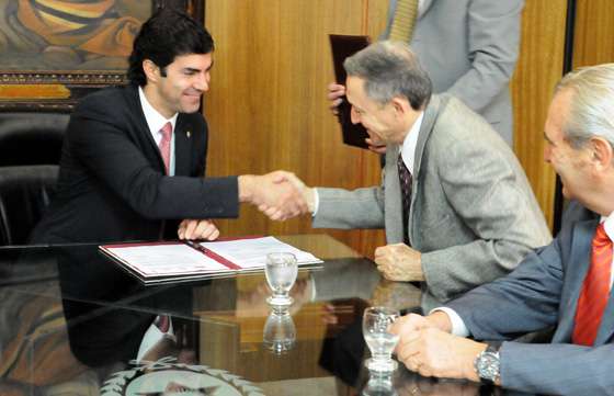 Urtubey firmó un acuerdo para fortalecer la integración fronteriza vecinal