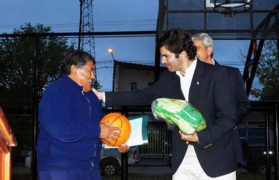 “Estos actos son los más significativos para nosotros”, dijo Urtubey al inaugurar un nuevo playón deportivo