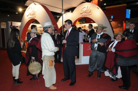 El Día de Salta se festejó en la Feria del Libro con poesías y coplas