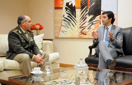 Urtubey recibió el saludo protocolar del comandante de la V Brigada de Montaña