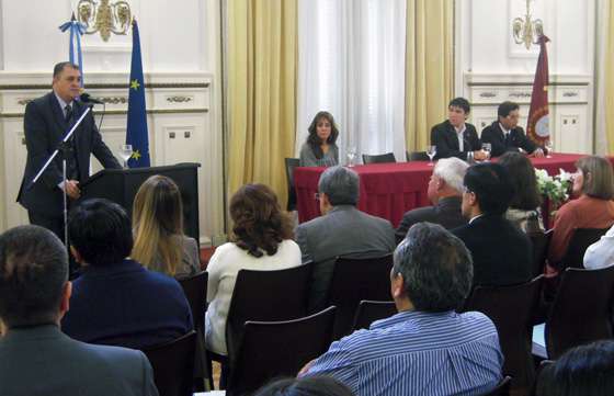 Capacitanen  el manejo de documentos y archivos a empledos públicos