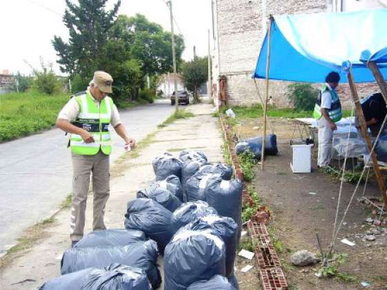 Rentas incautó 1.050 kg de ropa usada en feria de Las Lajitas