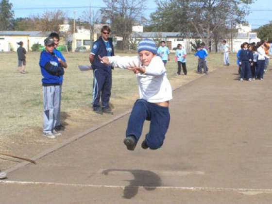 “Del patio a la pista”, un proyecto para que estudiantes practiquen deportes