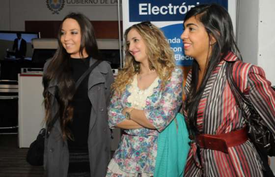 Cantantes salteños participaron de la demostración del voto electrónico en Ferinoa