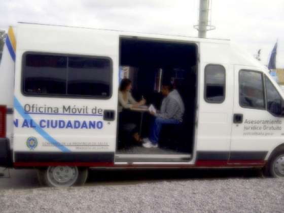 La oficina móvil del Ministerio de Justicia atiende consultas en la Ferinoa