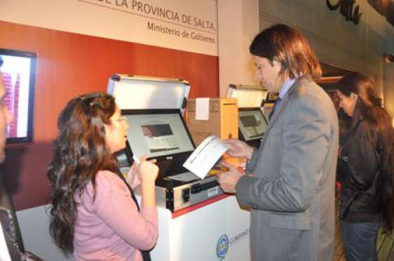 La gente aprende a utilizar el voto electrónico en Ferinoa