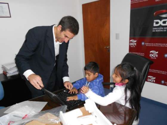 Rentas entregó la notebook sorteada en Ferinoa