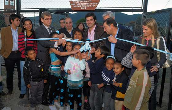 El Gobernador inauguró un nuevo playón deportivo en la ciudad de Salta