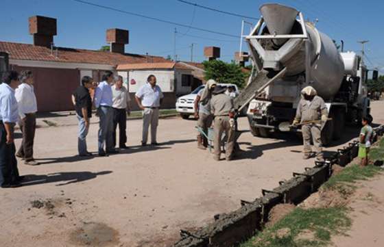 El Gobierno pavimenta calles en Tartagal